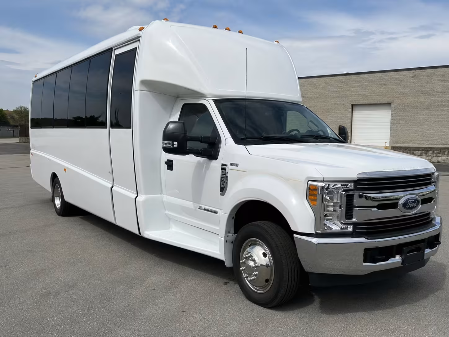 pueblo 15 passenger minibus rental